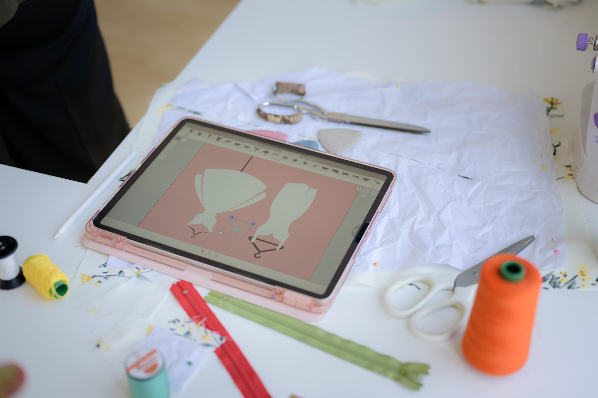 Set di strumenti per ricamo e interfaccia software
